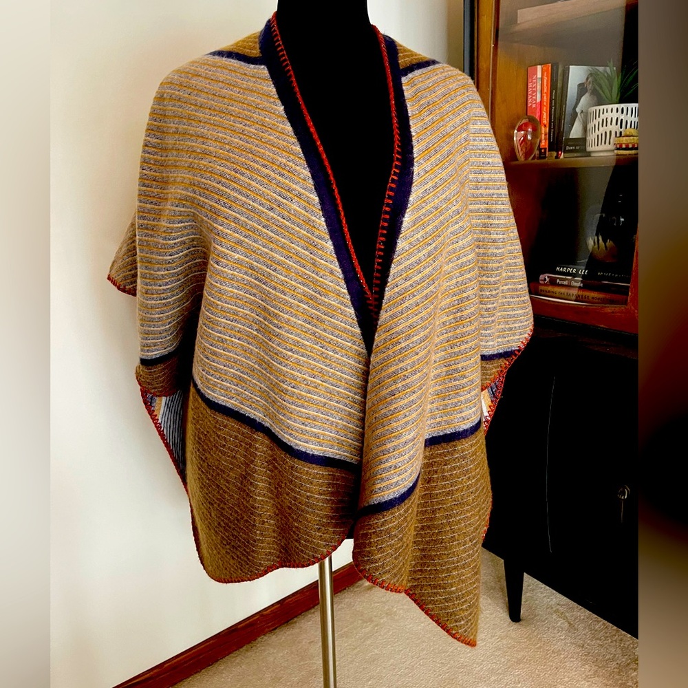 Stylish wrap in navy and camel